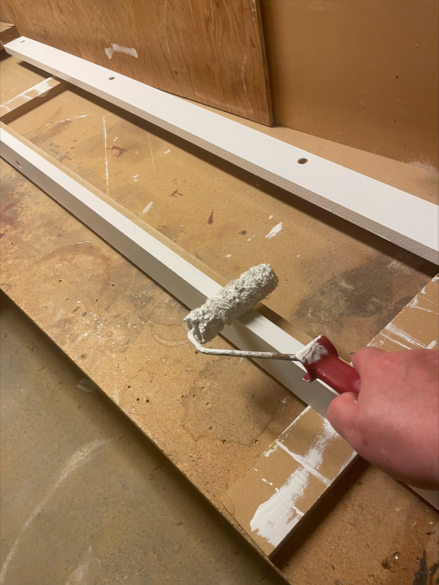 en hånd som holder et verktøy