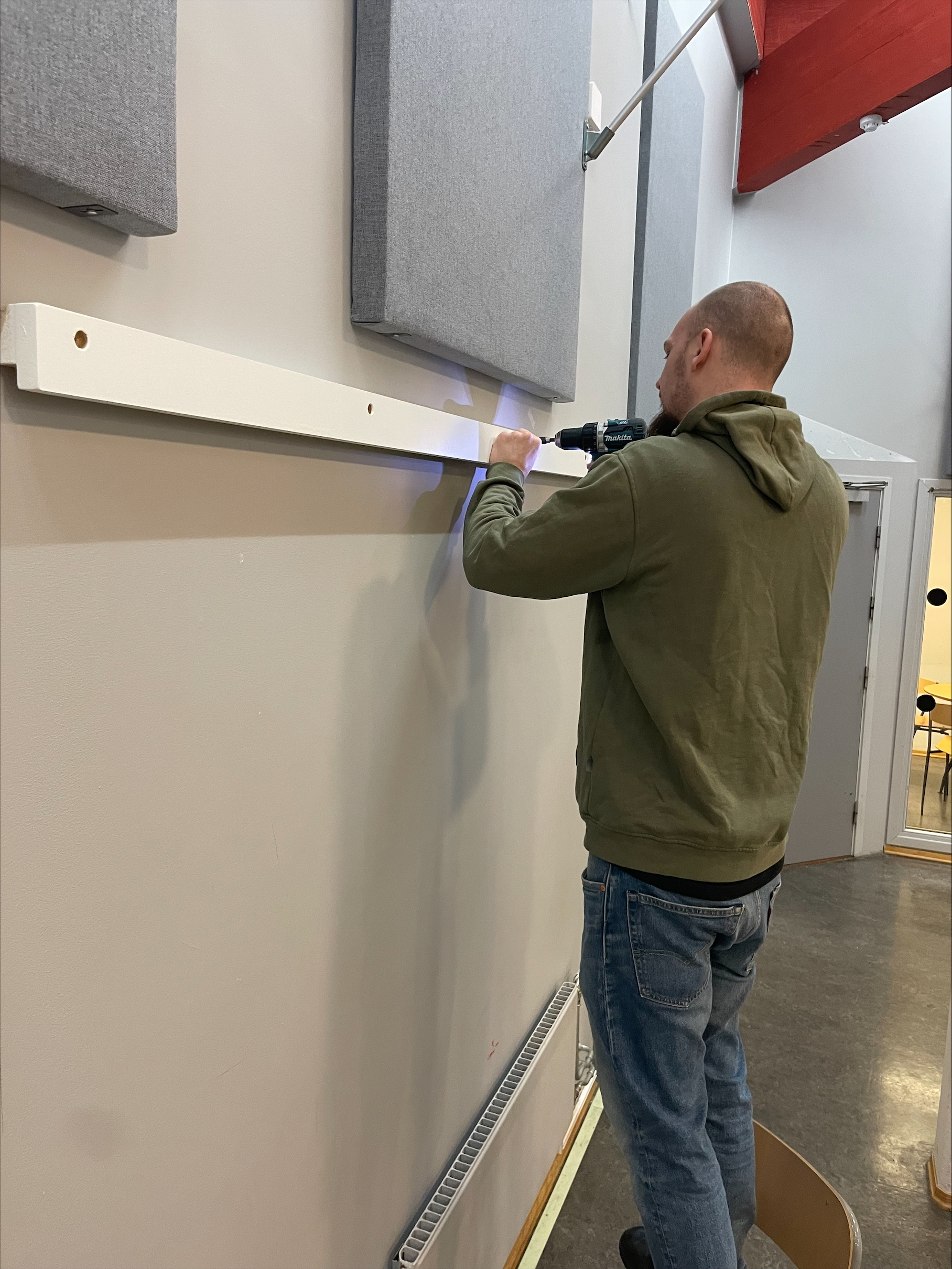 en person som maler en vegg