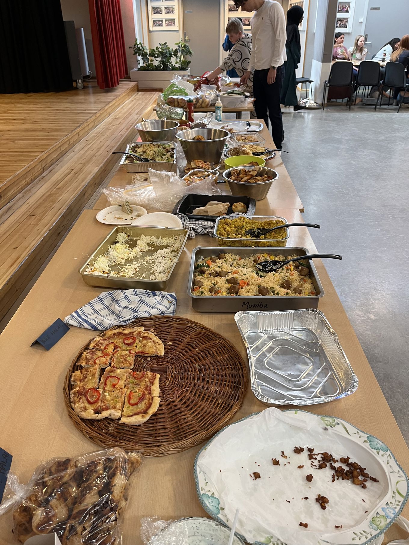 et bord med tallerkener og mat på et bord med tallerkener og mat på