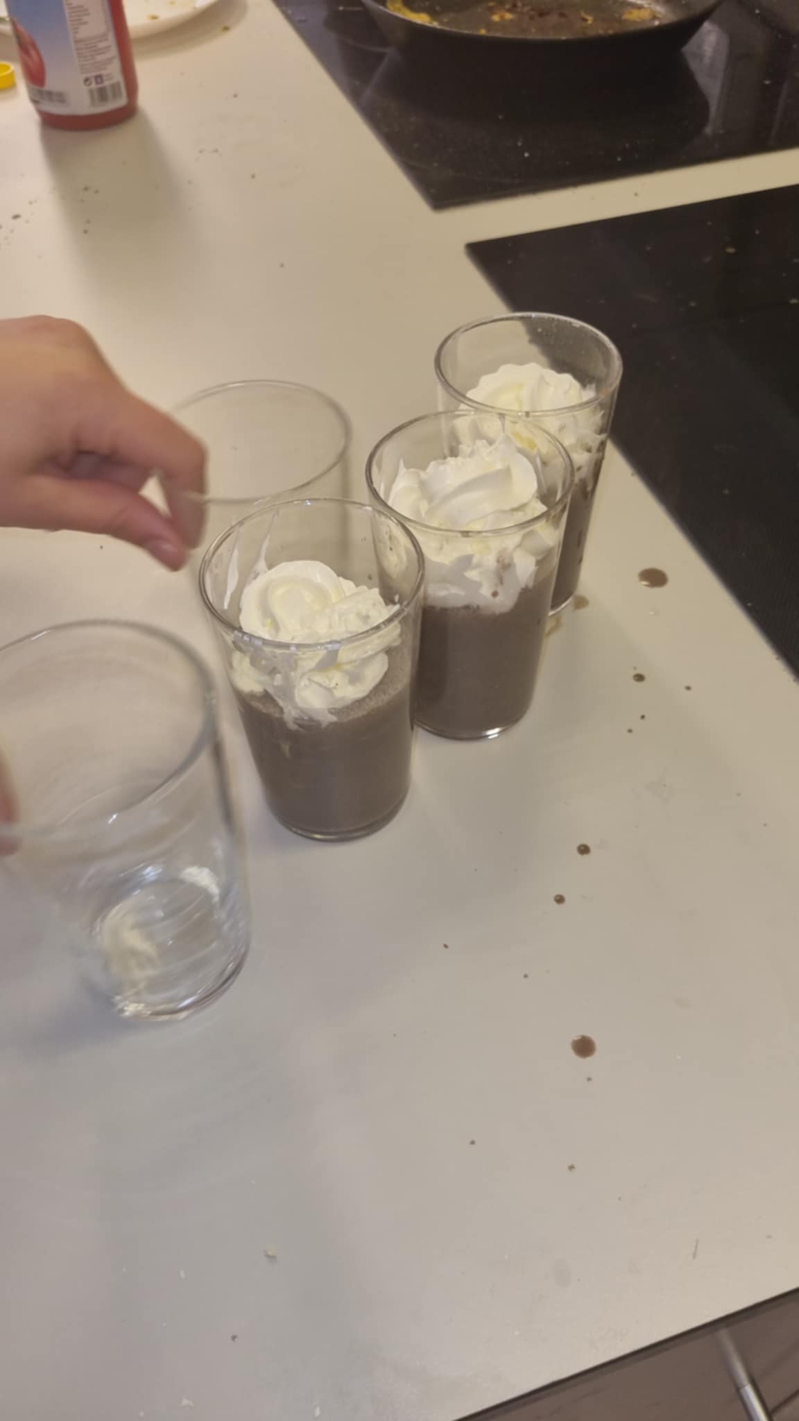 en gruppe glass med væske i dem