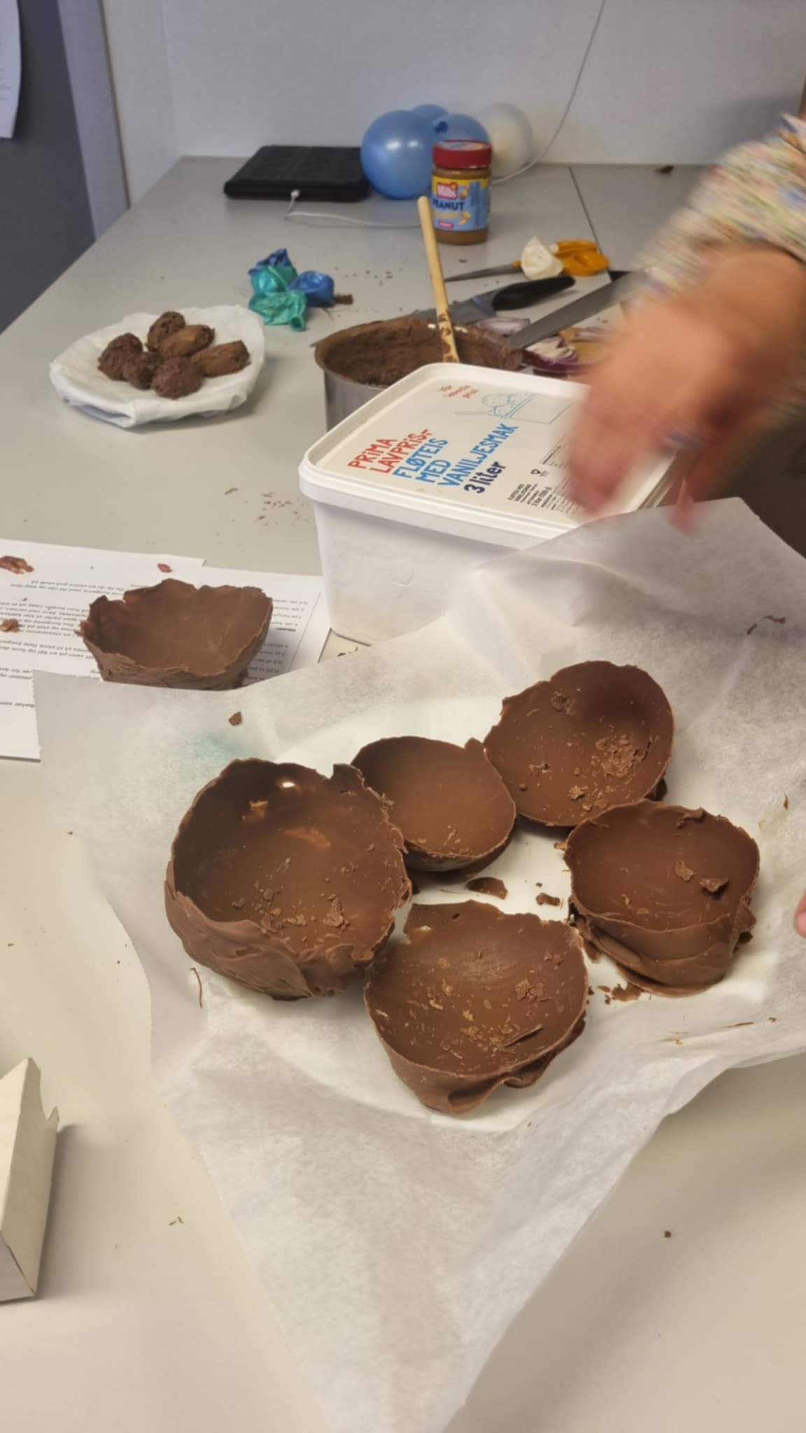 en person som holder en pinne med mat på