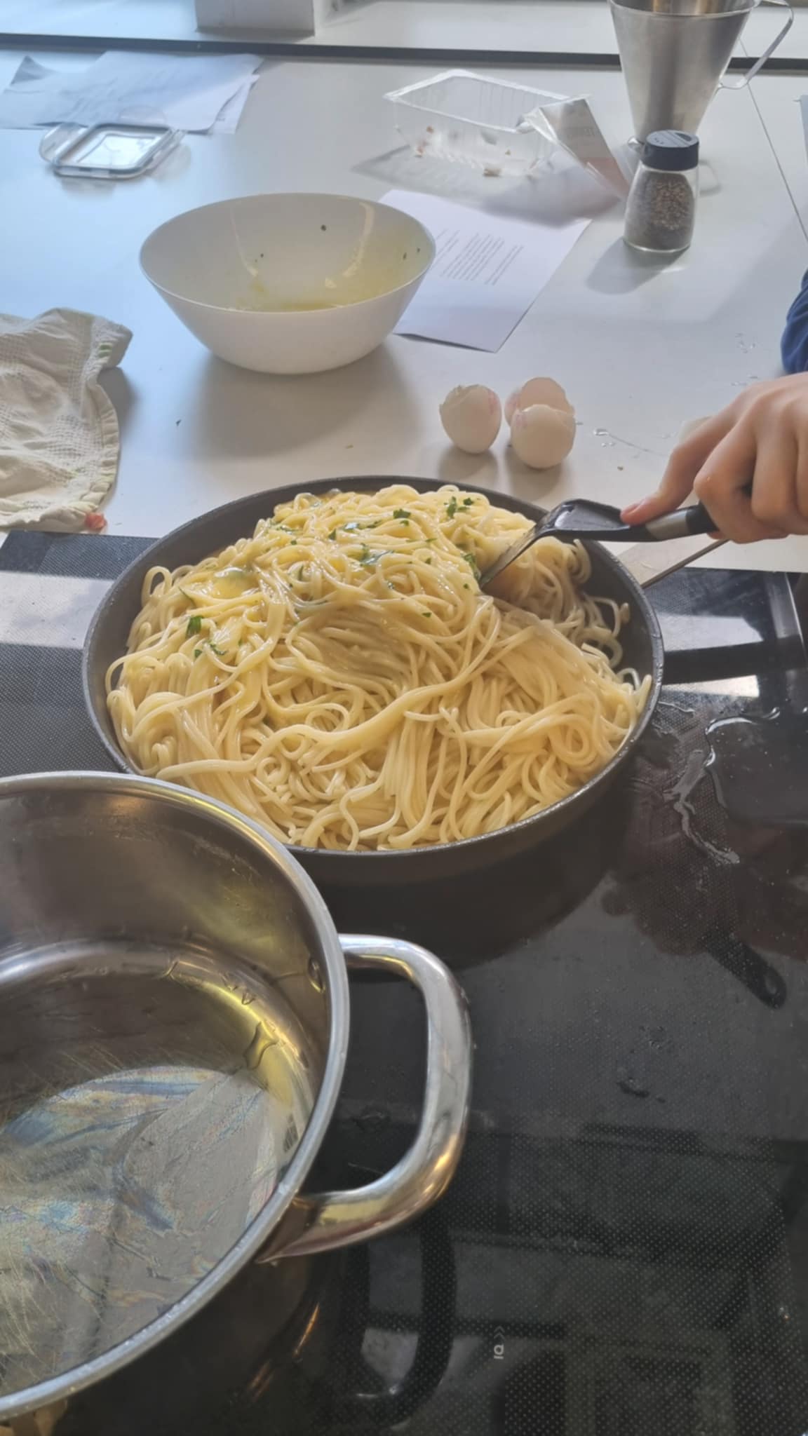 en person som lager mat i en gryte