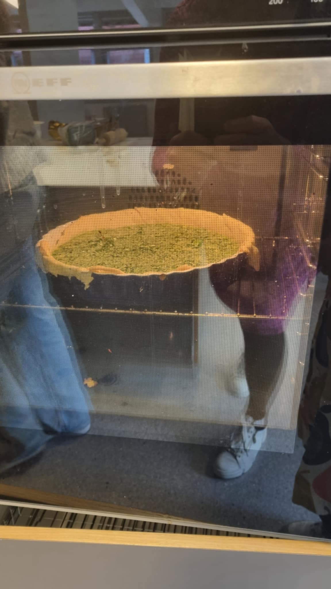 en person som bærer hatt