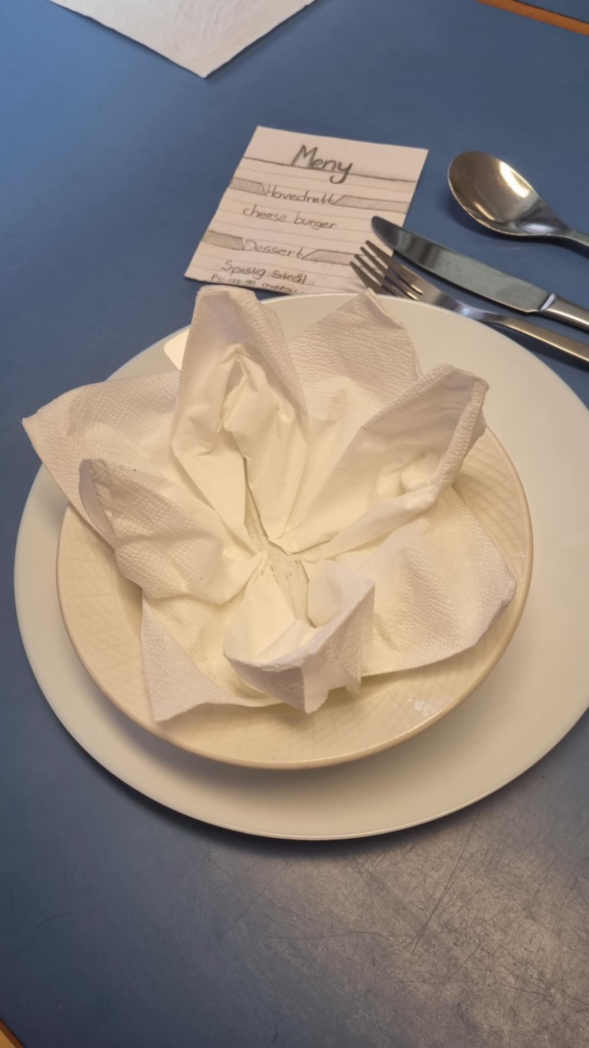 en tallerken med et serviett og en gaffel på