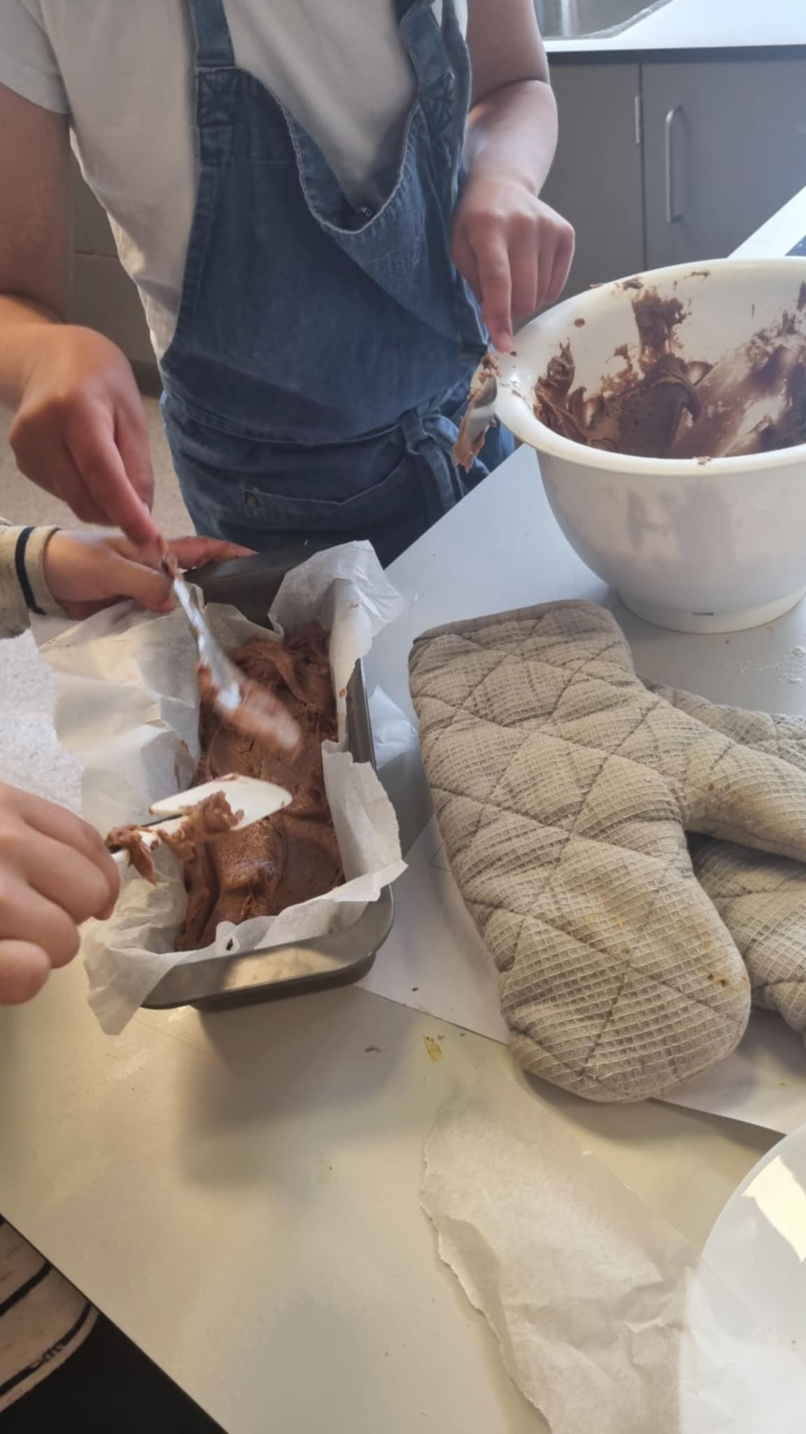 en person som skjærer et stykke ***