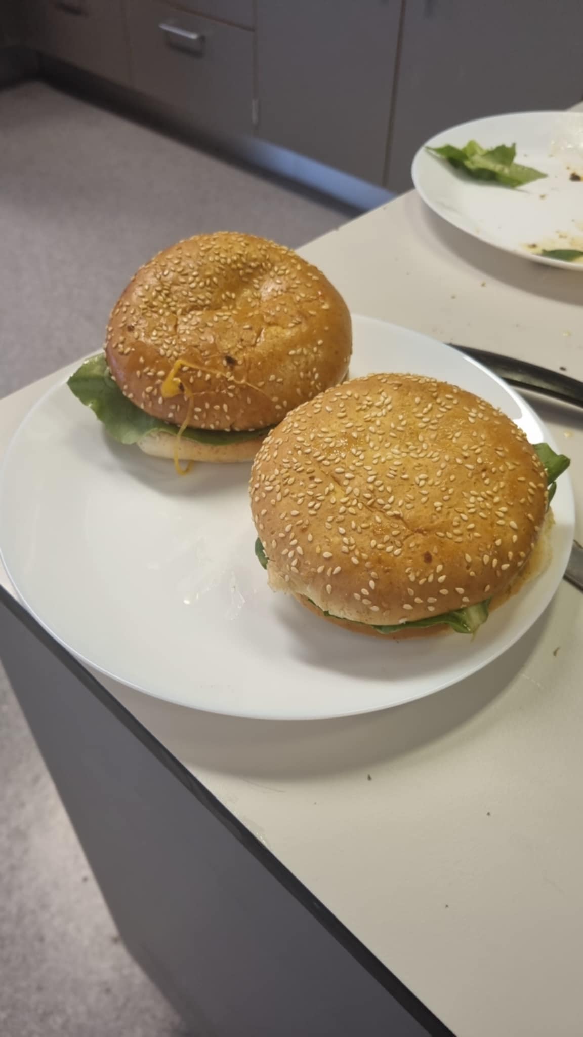 et par burgere på en tallerken