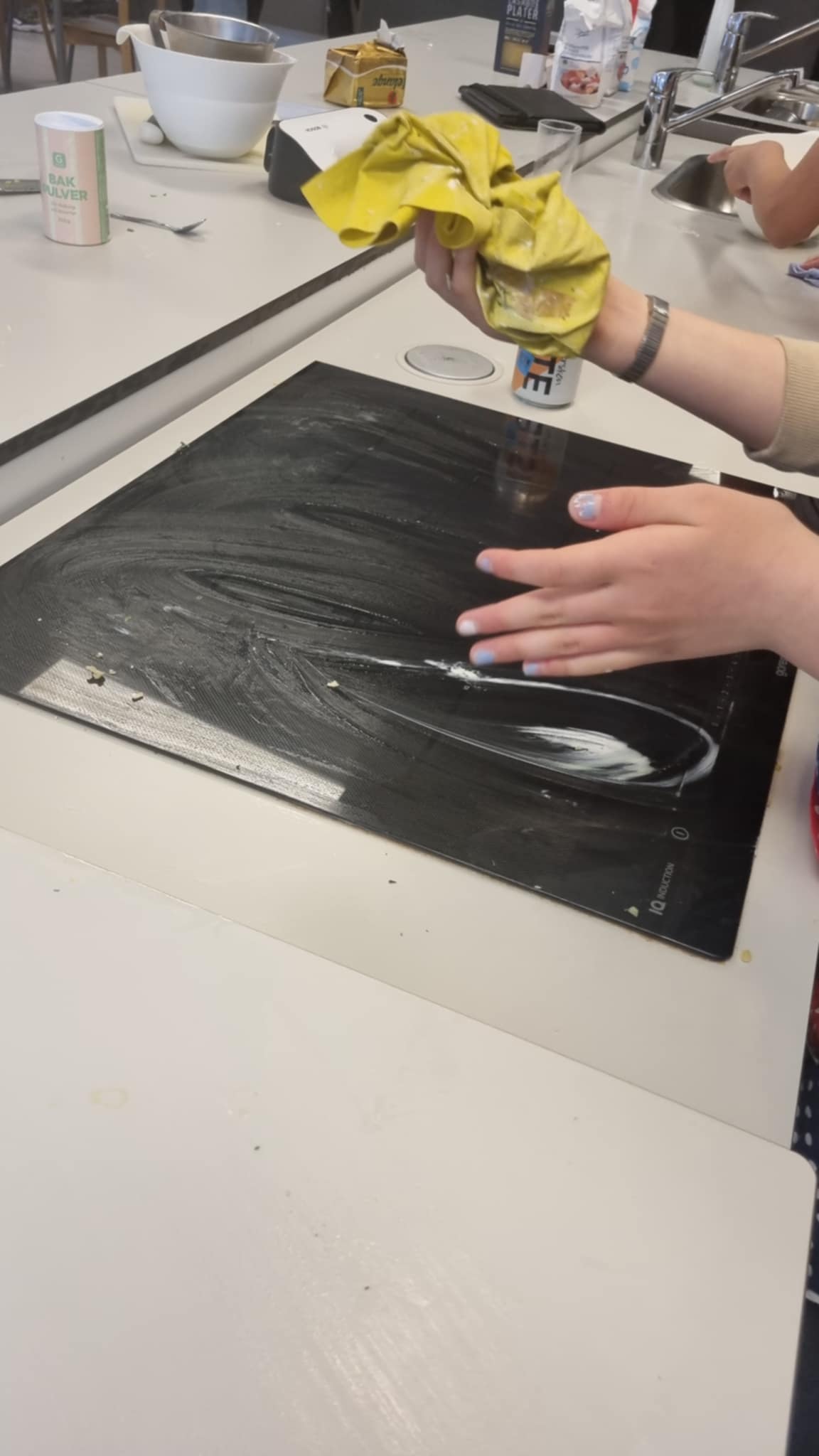 en person som holder en gul gjenstand