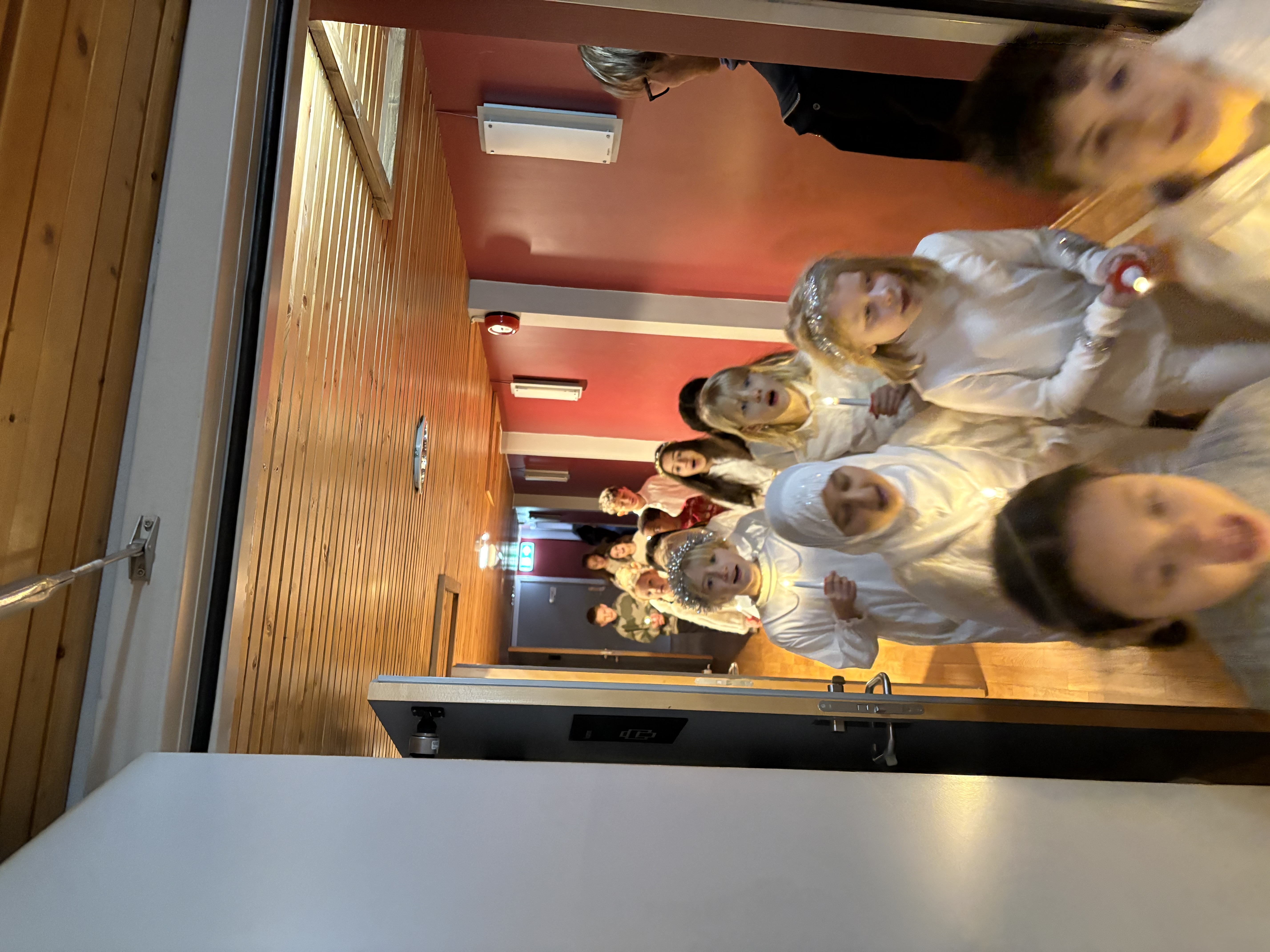 en gruppe mennesker i et rom