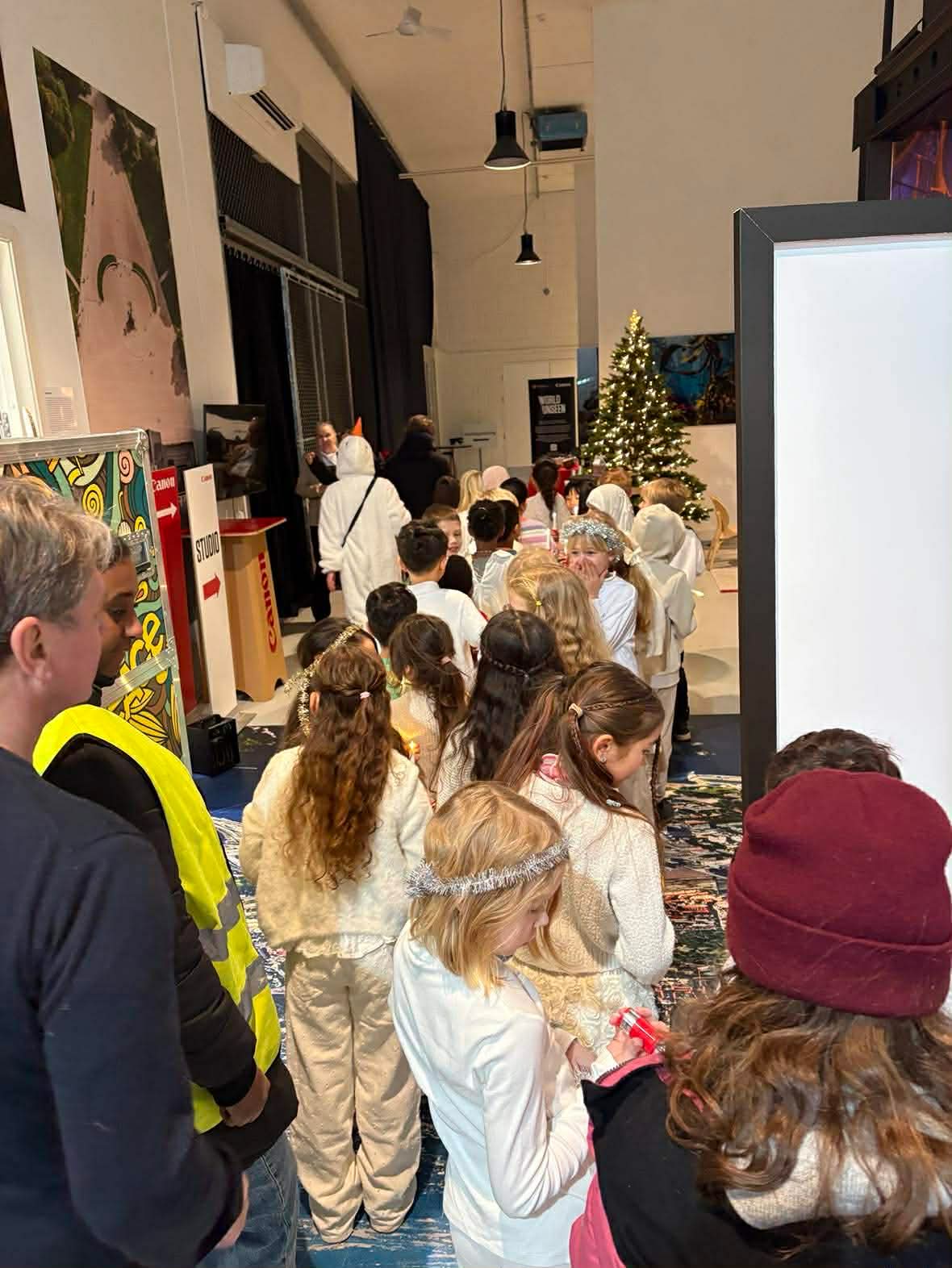 en gruppe mennesker i et rom