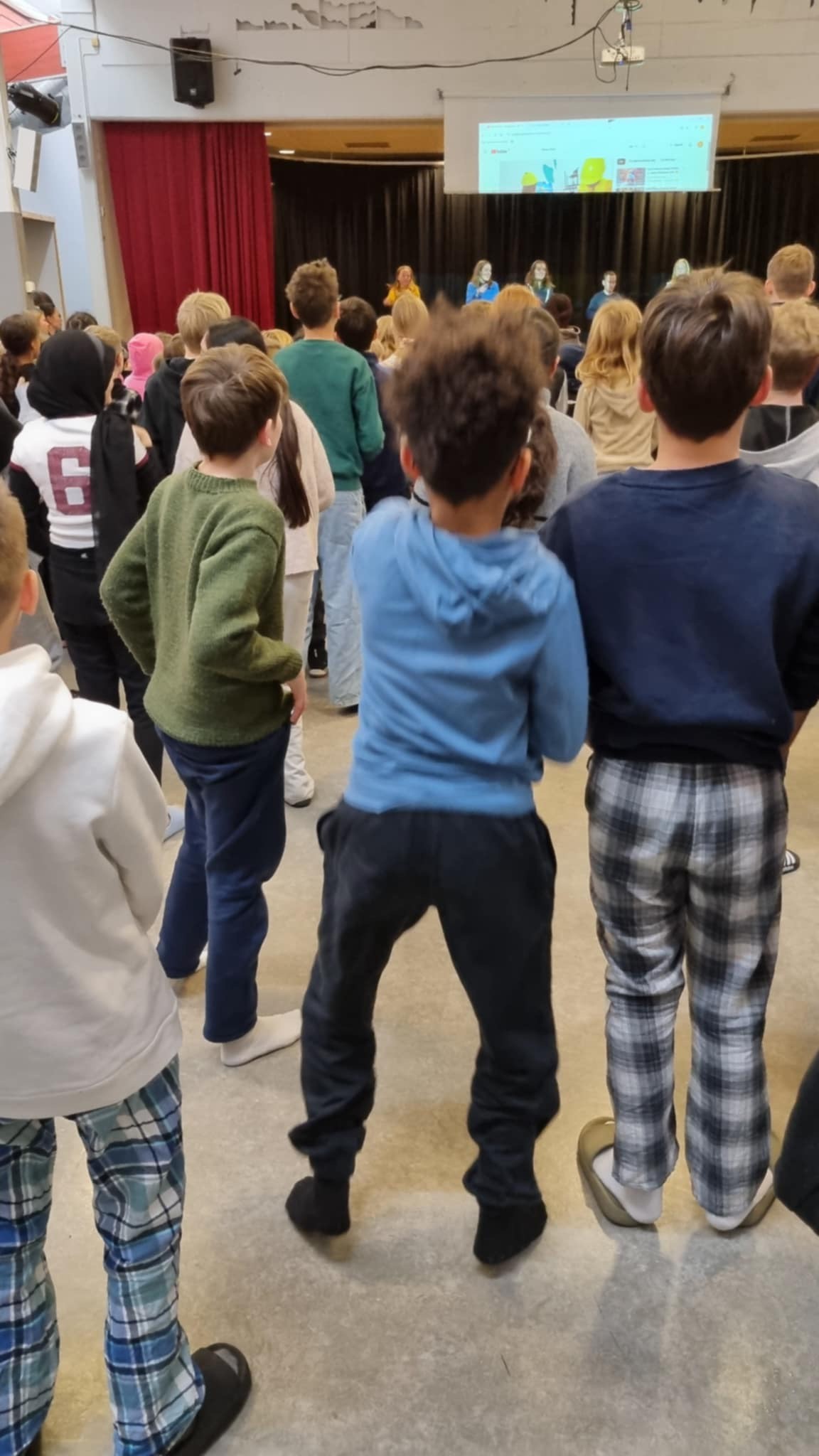 en gruppe personer i et rom