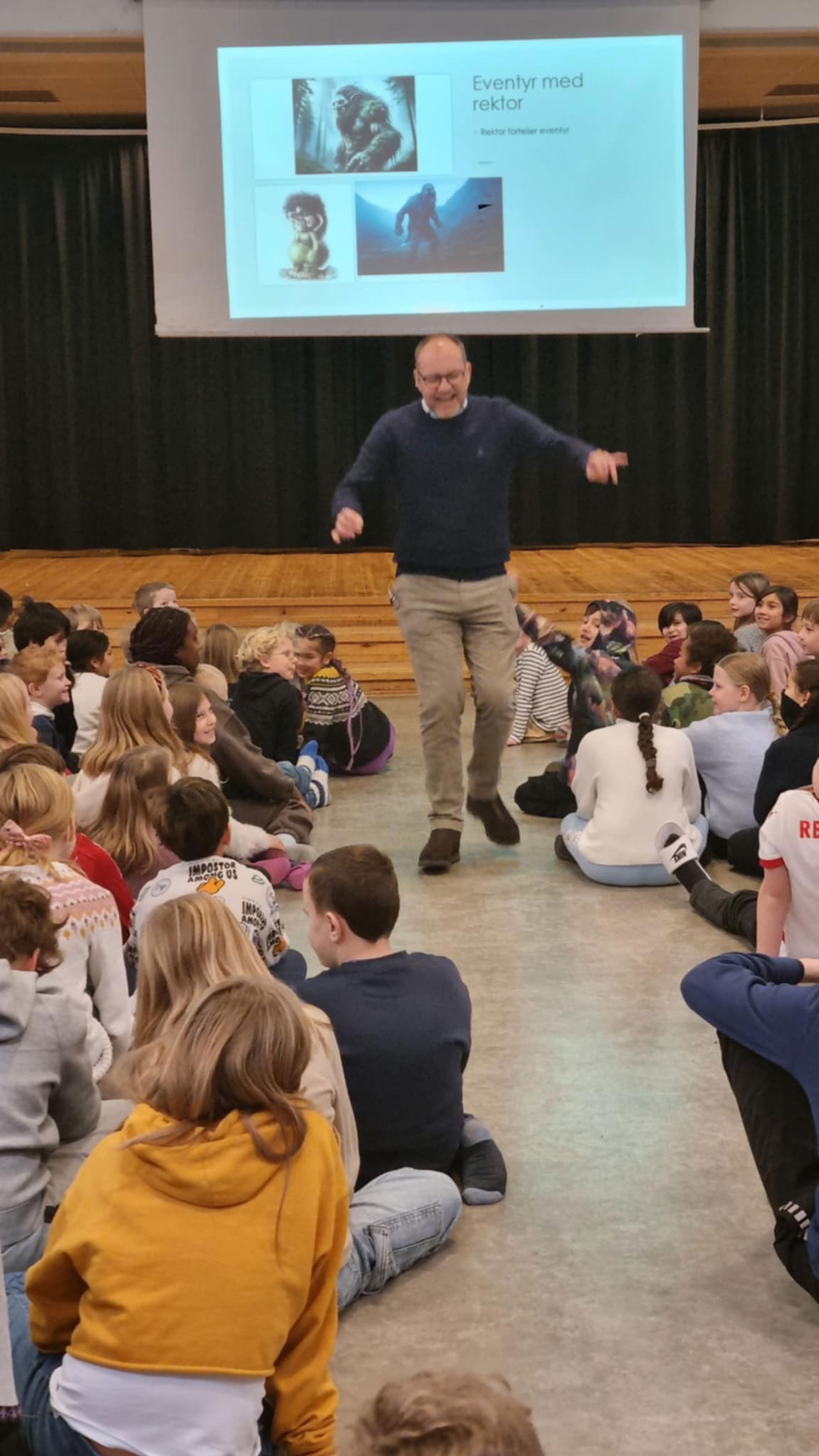 en person som holder en presentasjon for en gruppe barn