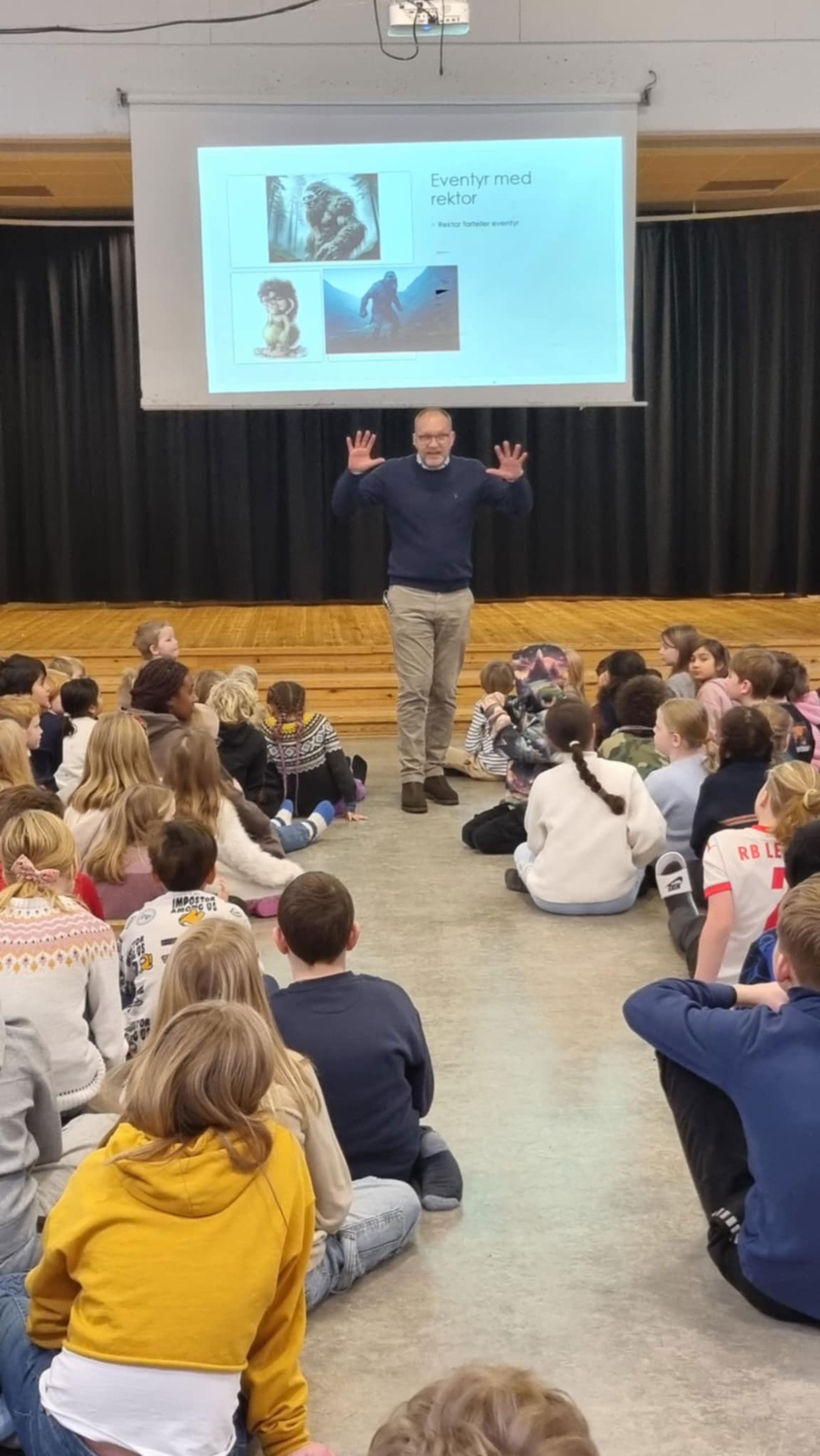 en person som holder en presentasjon for en gruppe barn