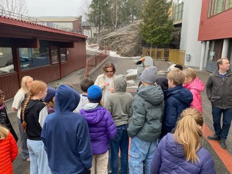 en gruppe mennesker som står utenfor